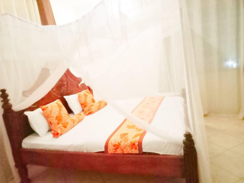 Riverside Resort Hotel Kabale Bagian luar foto