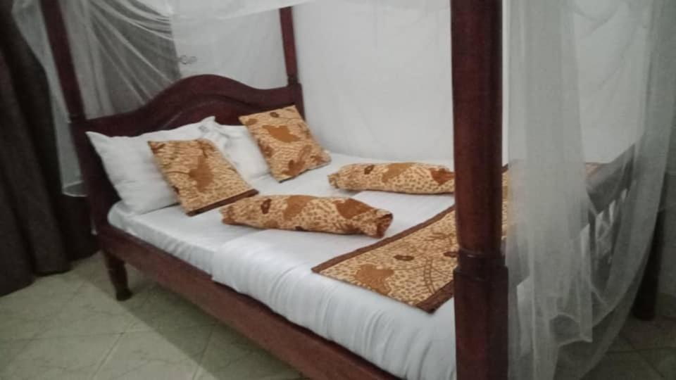 Riverside Resort Hotel Kabale Bagian luar foto