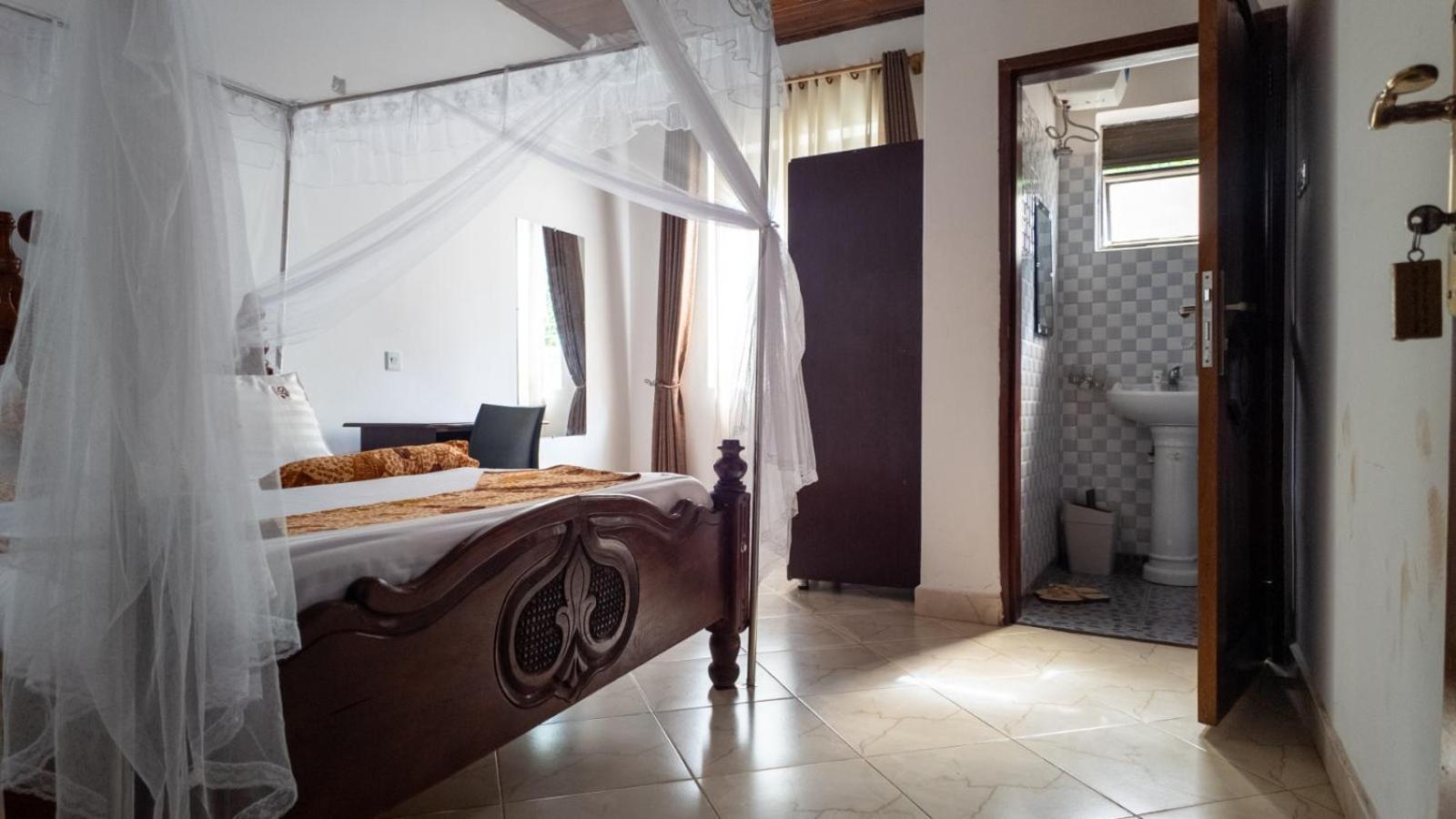 Riverside Resort Hotel Kabale Bagian luar foto