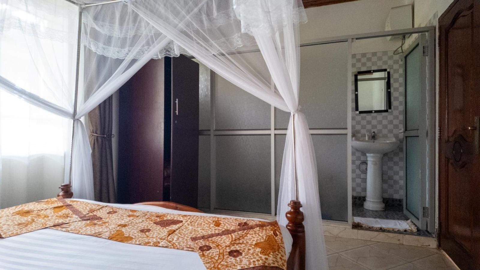 Riverside Resort Hotel Kabale Bagian luar foto